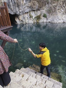 水際にいる男性