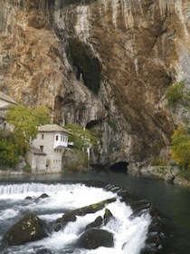 崖にある洞窟と水源