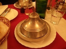 金属製の蓋が乗せられた皿