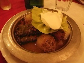 クリームが添えられた煮物料理