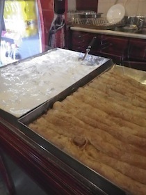 陳列されたパイのような食べ物