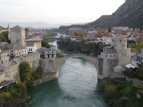 スタリ・モスト橋と街並み