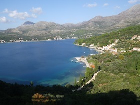 海岸線の山並み