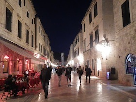 夜の石畳の通り