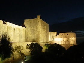 ライトアップされた城壁