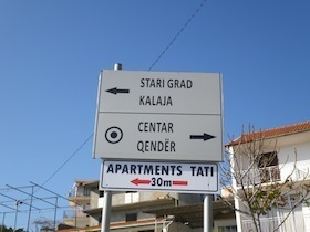 モンテネグロ語とアルバニア語の標識