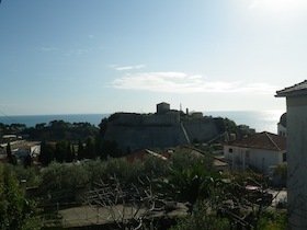 海の手前にある旧市街