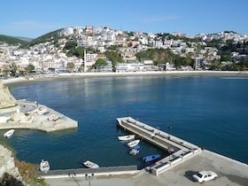 港と丘の上の街並み