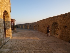 夕焼けに照らされた石造りの建物