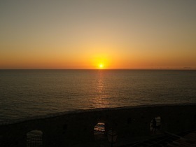 水平線に沈む夕陽