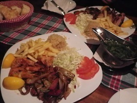 魚介のグリルとフライドポテトが乗った皿