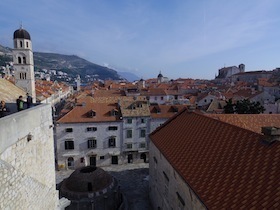 赤い屋根の建物