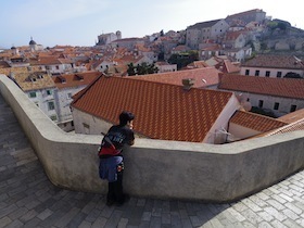 城壁の上で街を眺める男性