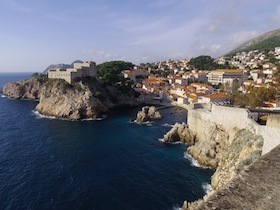 海岸の崖の上にある街並み