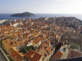 海沿いの赤い屋根の街並み