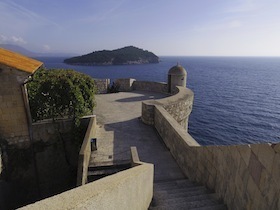 海に突き出た城壁