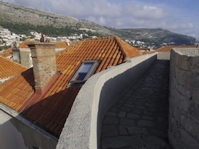 赤い屋根の家と城壁