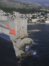 海岸にある断崖のような城壁