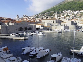 ボートが並ぶ港