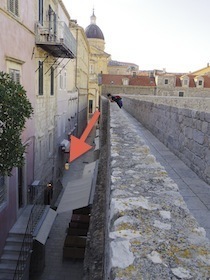 城壁に並び立つ建物