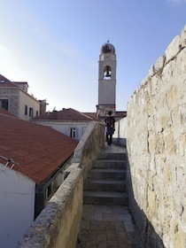 城壁の上にある階段