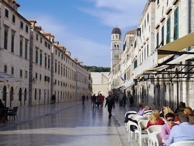 大きな石畳の通り