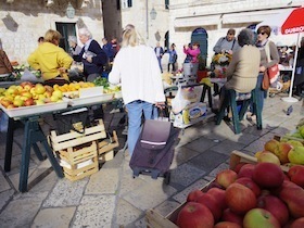 屋外の屋台と買い物をする人