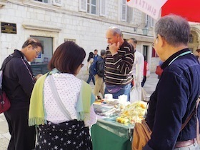 露天商と見物客