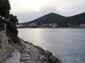 海沿いの小道と山