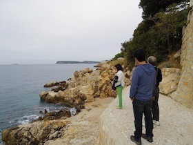 海岸に立つ三人