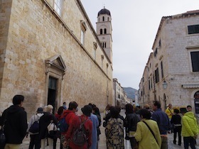 石造りの建物と大勢の人