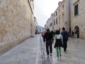 石畳を散策する人