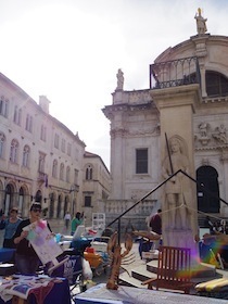 教会のような建物と土産物屋