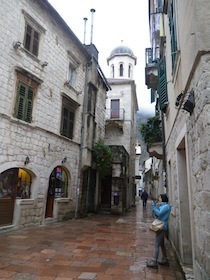 白い壁の建物の間の小道