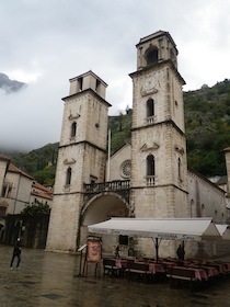 二つの塔がある建物