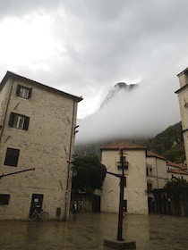 雲が低く立ち込めた街並み