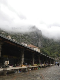 長屋のような市場