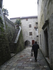 白壁の建物と石畳