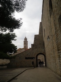 城壁の横にある門