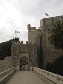 城壁に続く石橋