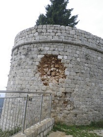 被弾跡のある砦