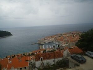 海沿いにある赤い屋根の街並み