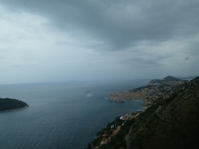 曇り空の海岸線