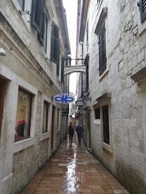 石壁の建物の間の路地