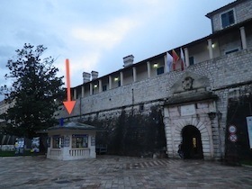 石造りの門の脇にある小屋