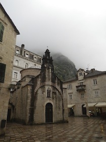 霧が立ち込める旧市街