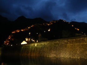 ライトアップされた山沿いの城壁