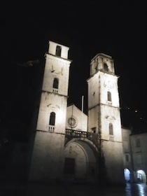 ライトアップされた白い壁の教会