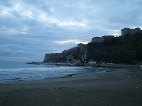 岬が見える海岸