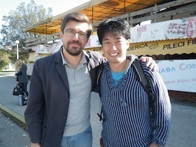 肩を組む男性たち